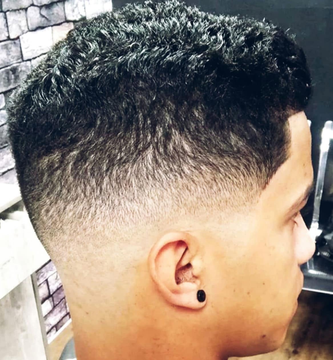 Corte degradado masculino con textura